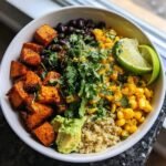 Nahaufnahme einer Healthy Sweet Potato Taco Bowl mit ger&ouml;steten S&uuml;&szlig;kartoffeln, schwarzen Bohnen und Quinoa.