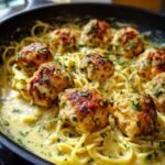 Nahaufnahme von gebratenen H&auml;hnchenb&auml;llchen in cremiger Knoblauchbutterso&szlig;e mit Spaghetti &ndash; Delicious Garlic Butter Chicken Balls Creamy Pasta.