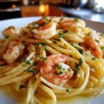 Nahaufnahme von Quick Tasty Cowboy Scampi mit Spaghetti, Garnelen und Petersilie.