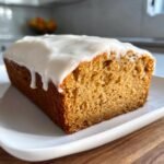 Anschnitt eines saftigen Rebel Float Frosted Banana Bread mit dicker wei&szlig;er Glasur.