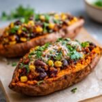 Nahaufnahme von zwei Easy Delicious Stuffed Sweet Potatoes Recipe, gef&uuml;llt mit Bohnen, Mais und K&auml;se.