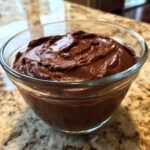 Nahaufnahme von cremigem, dunklem Schokoladenpudding in einer Glasschale, ideal f&uuml;r das Easy Homemade Chocolate Pudding Recipe.