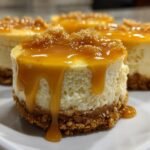 Nahaufnahme von saftigen Erdnussbutter Karamell Mini-Cheesecakes mit dickem, tropfendem Karamell-Topping.