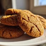 Nahaufnahme von gestapelten, weichen Gingerbrave Cookies, die mit Zuckerkristallen bedeckt sind und im Sonnenlicht gl&auml;nzen.