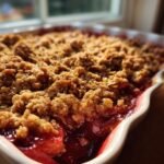 Nahaufnahme eines frisch gebackenen, k&ouml;stlichen einfachen Rhabarber Crumble mit knuspriger Streuseldecke.