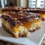 Ein St&uuml;ck saftige Easter Millionaires Squares mit Karamell, Schokolade und Streuseln auf einem wei&szlig;en Teller.