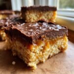 Nahaufnahme von saftigen Easter Millionaires Squares mit Karamell und Schokoladenglasur.