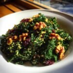 Nahaufnahme des Protein Packed Kale Quinoa Salad mit Gr&uuml;nkohl, Quinoa, Waln&uuml;ssen und Cranberrys.