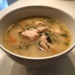Nahaufnahme einer Sch&uuml;ssel mit Quick Easy Salmon Soup, belegt mit Lachsst&uuml;cken und frischem Dill.
