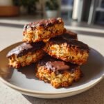 Stapel von Quick Florentines Almond Cookies With Chocolate auf einem Teller, bedeckt mit dunkler Schokolade.