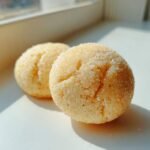 Nahaufnahme von zwei runden, weichen Soft Milk Cookies, die in grobem Zucker gew&auml;lzt sind.